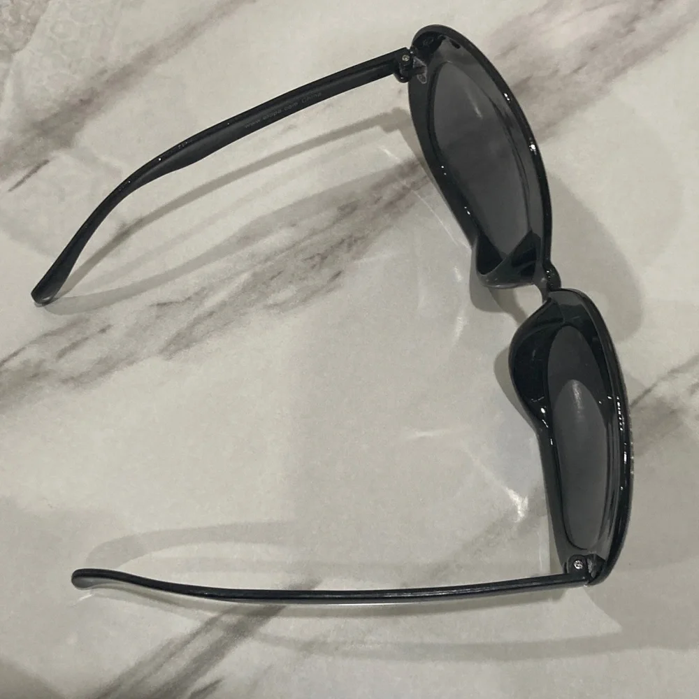 Rhinestone-Embellished Black Oversized Women's Sunglasses - Picture 16 of 16